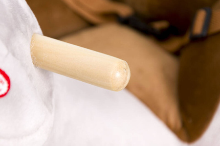 Pluszowy MIŚ z KOKARDĄ na biegunach z kółkami