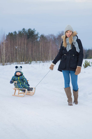 Zestaw Drewniane sanki BUKOWE "Maluch" z oparciem i siedzeniem parcianym + sznurek z uchwytem + czarny materacyk
