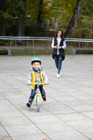 Rowerek biegowy BABY TWIST - CZERWONY