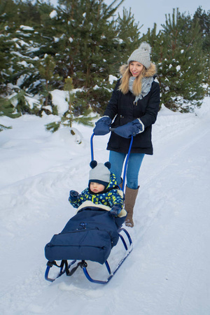Polskie sanki metalowe TO-MA RÓŻOWE w zestawie z CZARNYM materacykiem