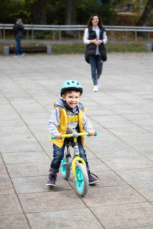 Rowerek biegowy BABY TWIST - CZERWONY