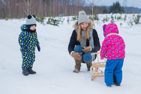 Zestaw Drewniane sanki TO-MA BUKOWE "Maluch" z oparciem + sznurek z uchwytem + materacyk do sanek w kolorze czarnym
