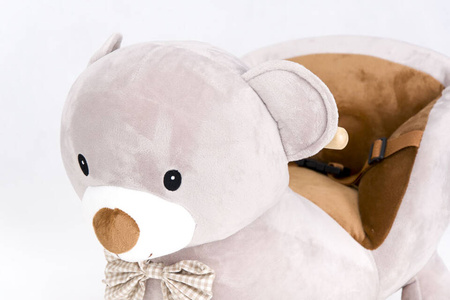 Pluszowy MIŚ z KOKARDĄ na biegunach z kółkami