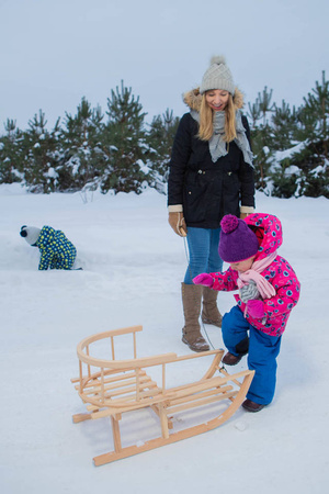 Zestaw Drewniane sanki BUKOWE "Maluch" z oparciem i siedzeniem parcianym + sznurek z uchwytem +popychacz