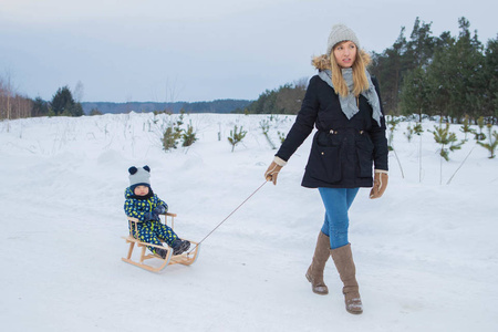 Zestaw Drewniane sanki TO-MA BUKOWE "Maluch" z oparciem + sznurek z uchwytem + materacyk do sanek w kolorze czarnym + popychacz